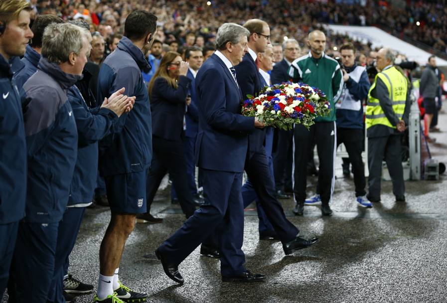 Il principe William e Roy Hodgson portano fiori in campo per il cordoglio Reuters 